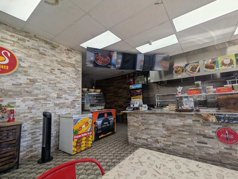 Swan Grill & Bakery مطعم وأفران الوزة interior